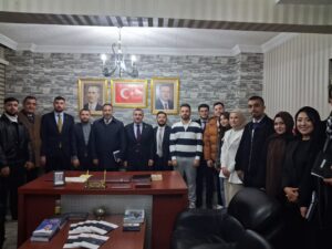 AK PARTİDE İL DANIŞIMA VE İSTİŞARE TOPLANTIS YAPILIDI Kırıkkale İl Danışma ve İstişare Toplantımızı büyük bir birlik ve güzel bir enerjiyle gerçekleştirdik. Teşkilat Başkan Yardımcımız ve Zonguldak Milletvekilimiz Sn. Ahmet ÇOLAKOĞLU, Konya Milletvekilimiz ve Bölge Koordinatörümüz Sn. Mustafa Hakan Özer ile Orta Anadolu Bölge Koordinatörümüz Sn. Haktan Ömeroğlu’nun katılımlarıyla; teşkilatımızın her kademesinden yol arkadaşlarımızla bir araya geldik. Sahadaki çalışmalarımızı içtenlikle değerlendirdik, milletimizin beklentilerini konuştuk ve önümüzdeki döneme dair hedeflerimizi hep birlikte netleştirdik. Her bir fikir, her bir katkı bizim için çok kıymetliydi. Cumhurbaşkanımız ve Genel Başkanımız Sn. Recep Tayyip Erdoğan’ın liderliğinde; Kırıkkale için, ülkemiz için, milletimiz için daha çok çalışmaya kararlılıkla devam ediyoruz. Kırıkkale teşkilatı olarak birbirimize daha da kenetlenmiş, daha güçlü ve daha umutluyuz. Birlikte yürümekten, birlikte başarmaktan gurur duyuyoruz. Açıklamasında bulundular